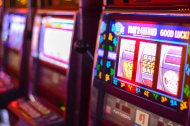 Studio live dealer Texas Poker dengan kamera profesional dan dealer bersertifikat